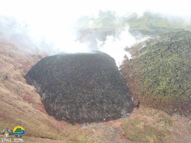 La Soufrière volcano dome continues to grow
