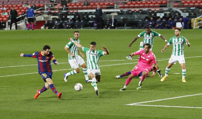 Messi scores double on landmark Barca appearance