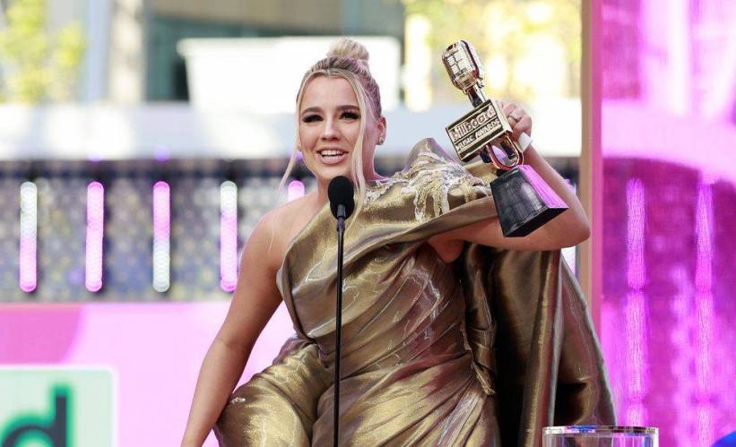 Gabby Barrett emotionally accepted her first Billboard Music Award