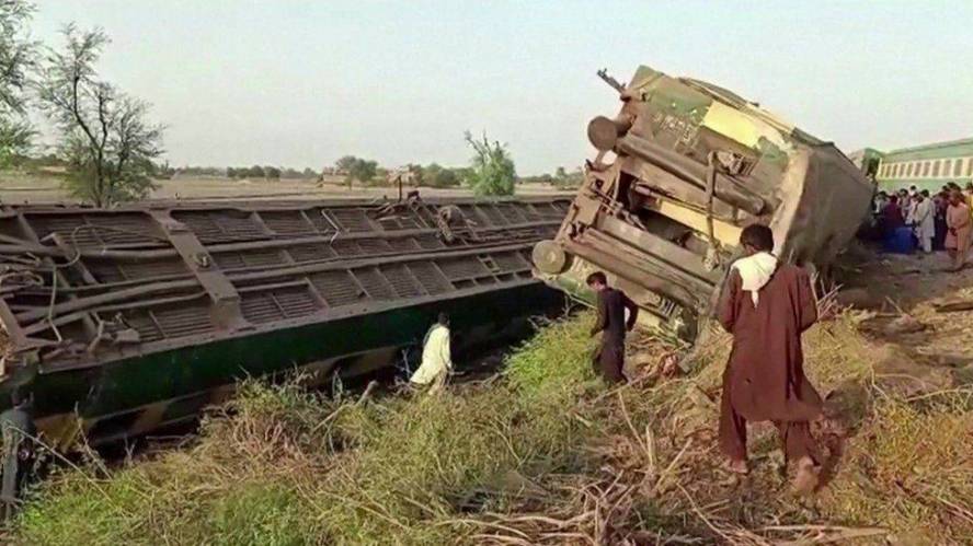 Many killed as two trains collide in southern Pakistan