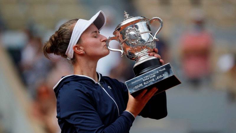 Barbora Krejcikova honors late coach and wins a French Open
