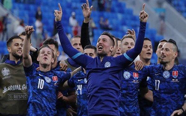 Slovakia beat 10-man Poland in Group E