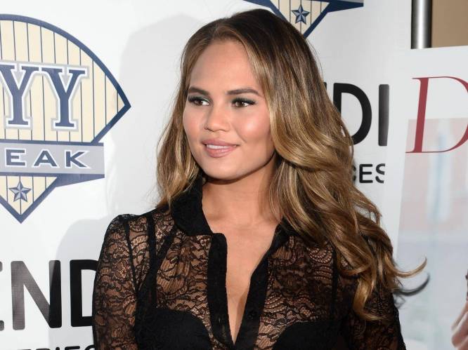 Chrissy Teigen apologizes for her old awful tweets