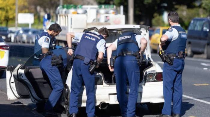New Zealand: Armed police apprehend a wanted suspect in central New Plymouth