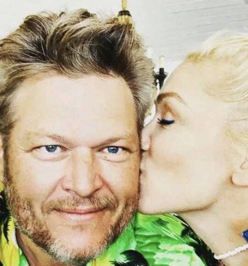 Gwen Stefani and Blake Shelton song duet n surprise performance for the first time as Newlywed