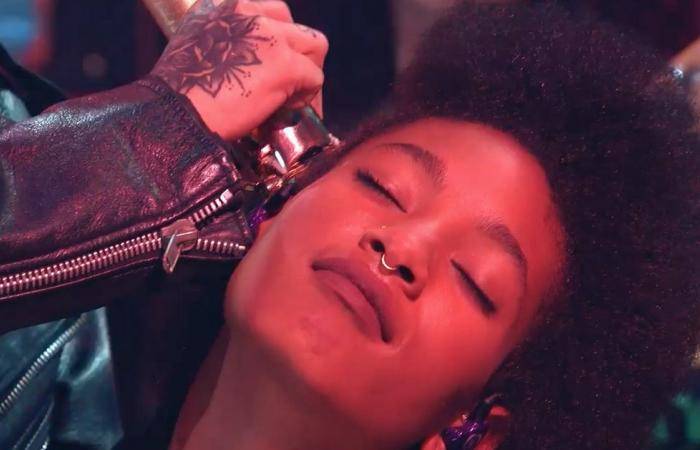 Willow Smith shaves her head during a punk performance of whipping my Hair