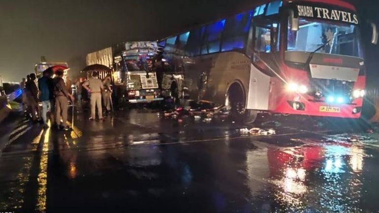 18 killed, several injured after speeding truck hits bus in India Barabank