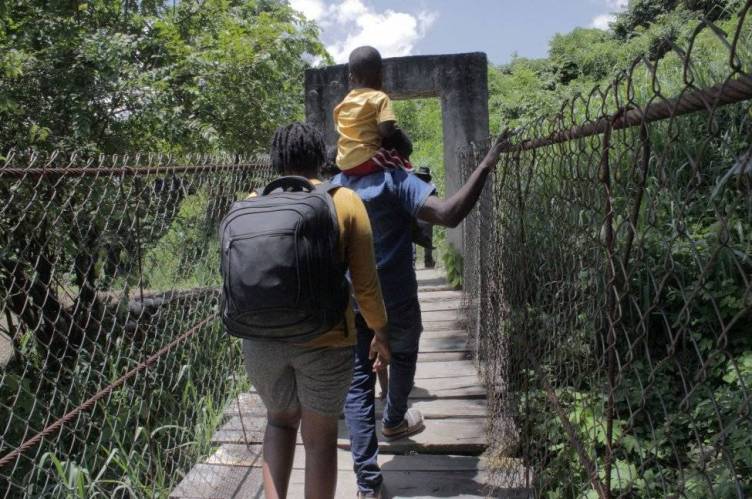 Thousands of Haitian migrants gather at border bridge between Texas, Mexico