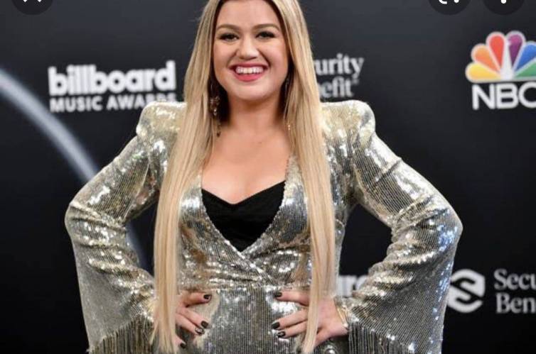 Kelly Clarkson Shares the Inspiration Behind Her New Breakup Christmas Song and Holiday Album