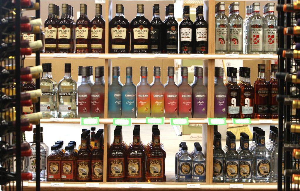 Supermarkets urged not to sell alcohol to minors in Sint Maarten