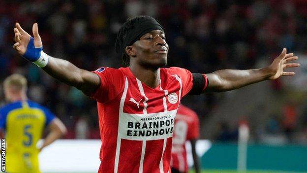 The English teenager Noni Madueke rejected English giants to star for PSV Eindhoven
