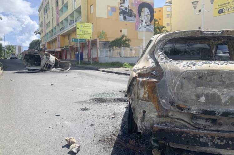 Guadeloupe closes schools after COVID rioting