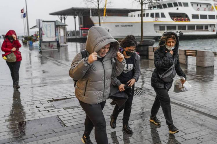 Extreme winds storm in Turkey kill 6 and injure 52 people