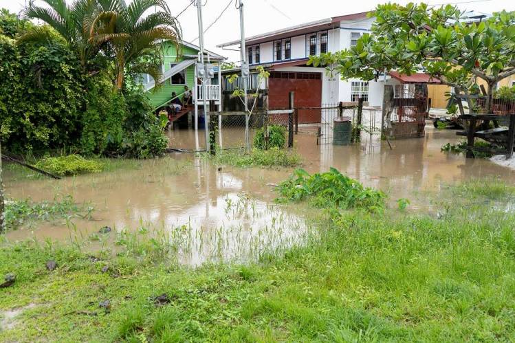 Heavy rains cause flooding in Guyana