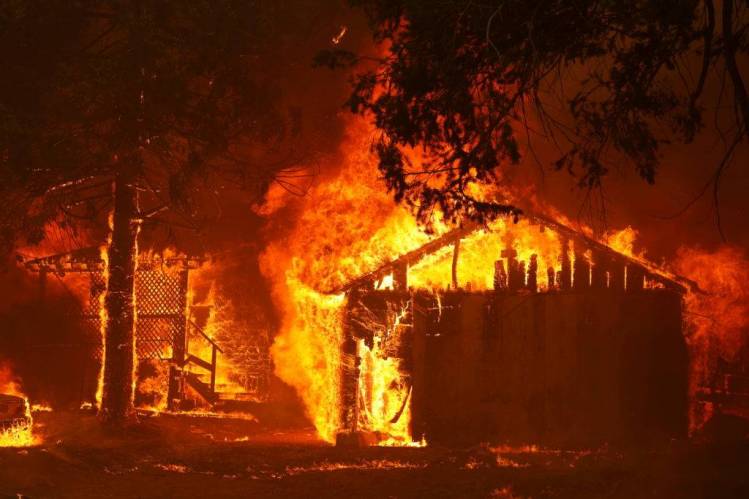 Tens of thousands evacuated as Colorado wildfires blazes spread