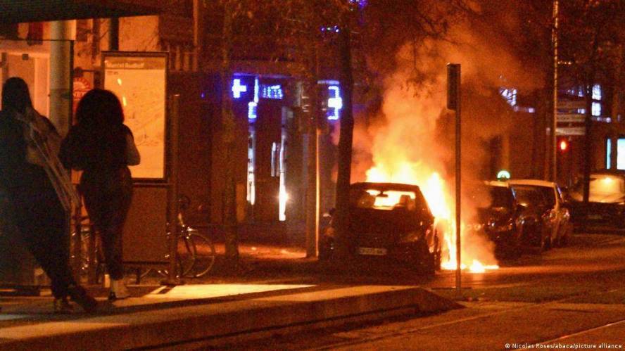 French car-burning returns for New Year's Eve total 874 cars were torched