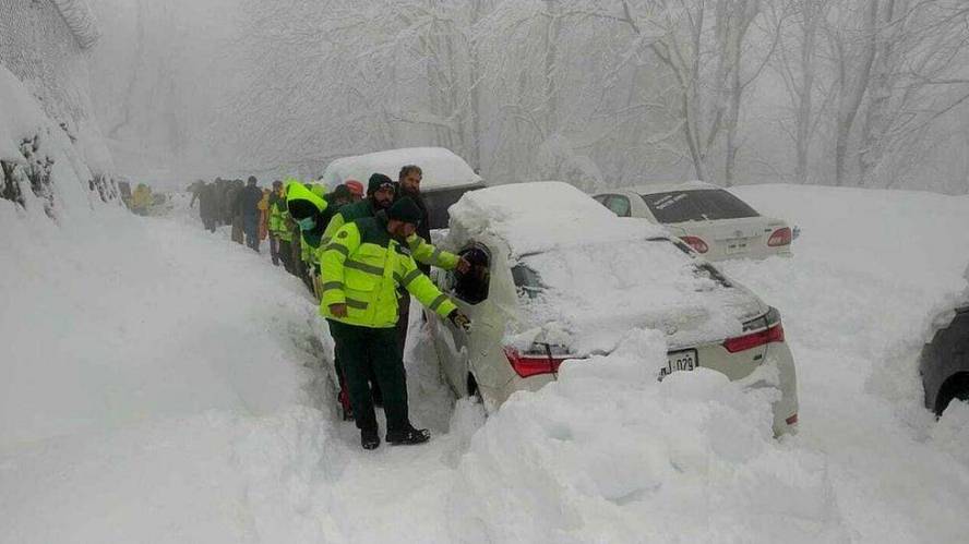 Deadly weather in Pakistan snow traps hundreds of drivers