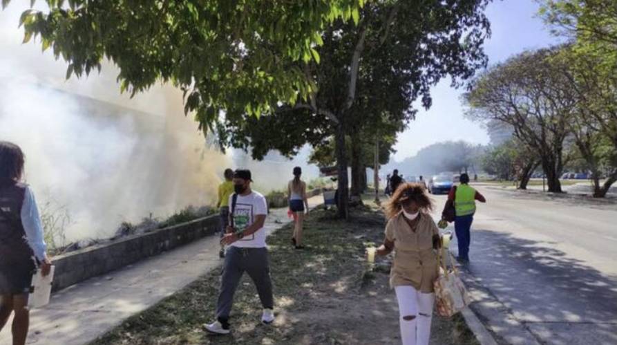 Fire Forces the Evacuation of Bus Stop in Havana