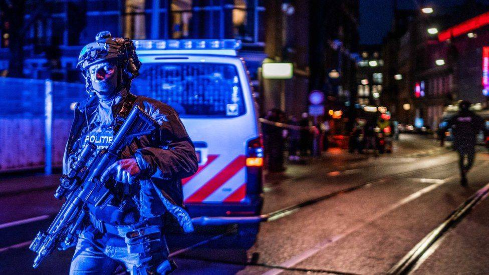 Man arrested Amsterdam Apple store over hostage standoff dies
