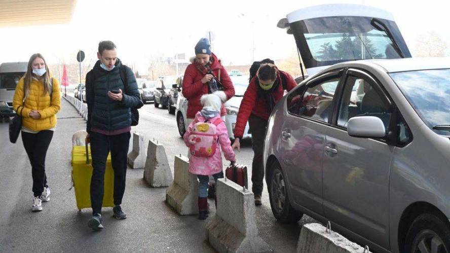Thousands flee abroad as Russia faces brain drain