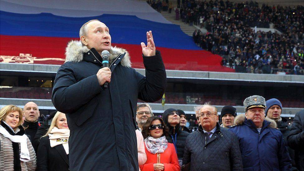 Putin tries to justify the invasion of Ukraine by his speech at a staged patriotic rally