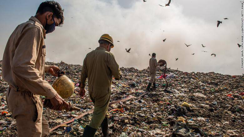 Firefighters in India battles Delhi landfill blaze as air fills with toxic fumes