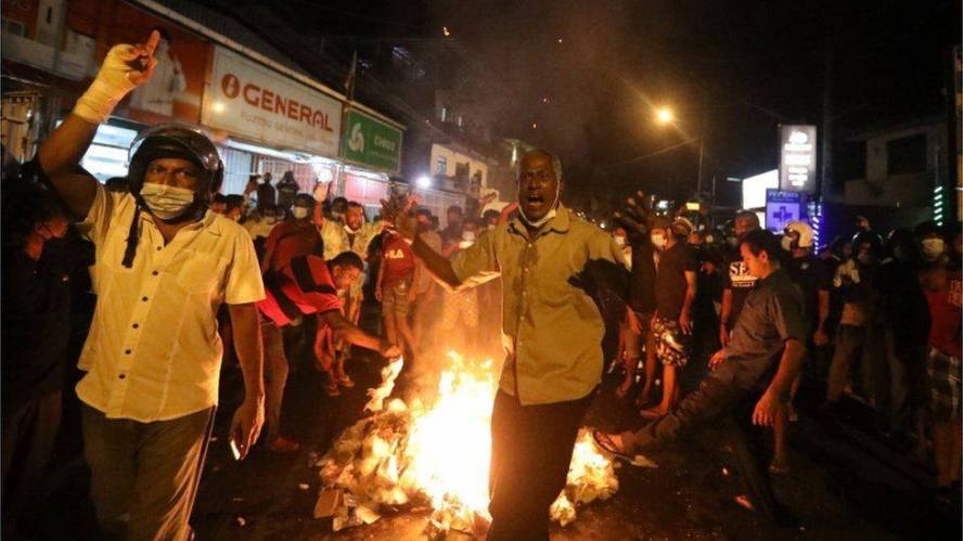Protest in Sri Lanka at president Rajapaksa's home turns violent
