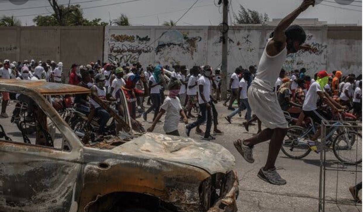20 dead, thousands flee homes as gangs battle in Haiti