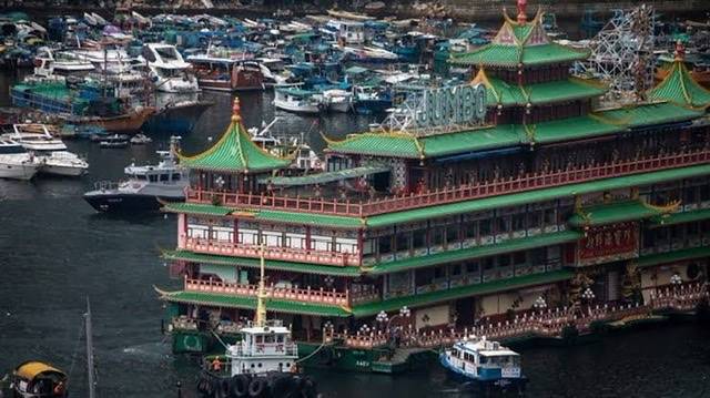 Iconic floating Jumbo restaurant in Hong Kong sinks