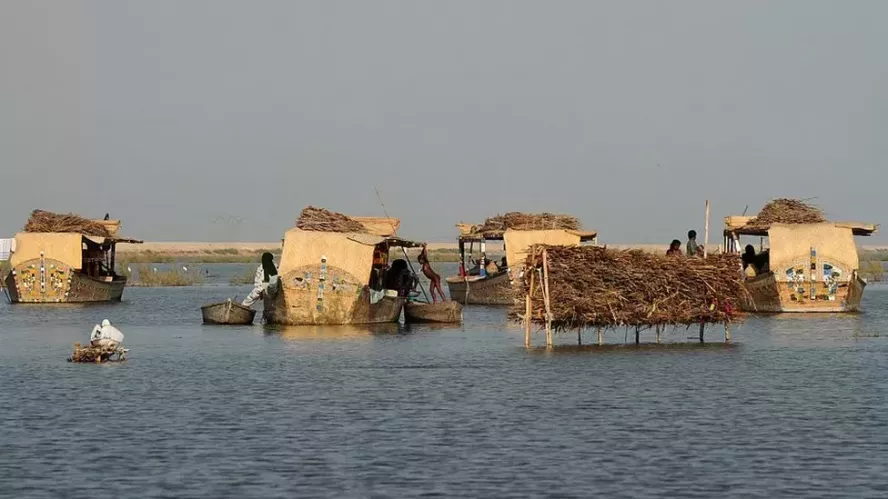 Pakistan fights to stop biggest lake overflowing