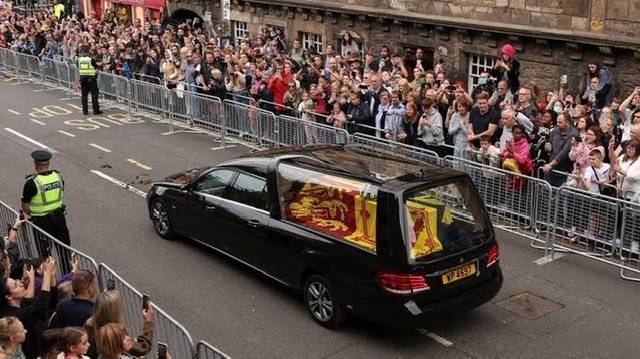 Queen Elizabeth II's coffin met by huge crowds in Edinburgh