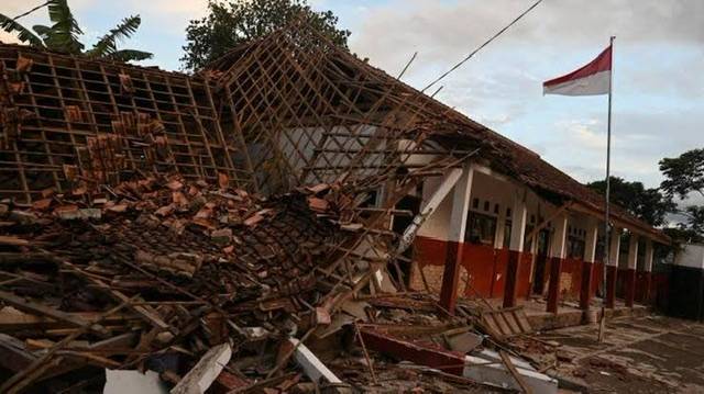Java quake kills scores and injures hundreds in Indonesia
