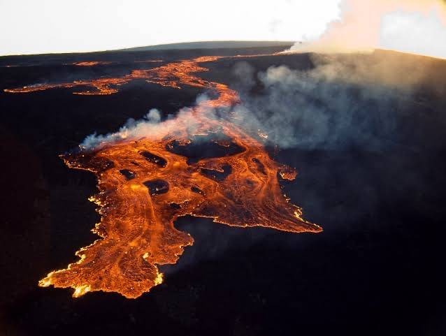 World's massive active volcano Mauna Loa erupts in Hawaii