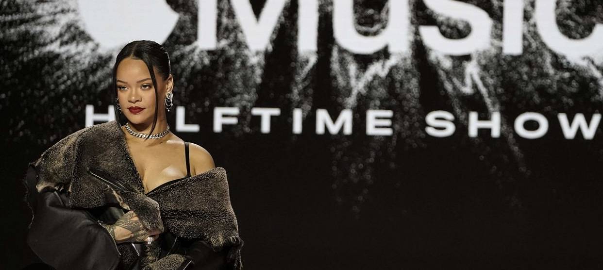 Rihanna, trio of anthems highlight Super Bowl's star power