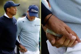 Tiger Woods hands Justin Thomas a tampon during his comeback round