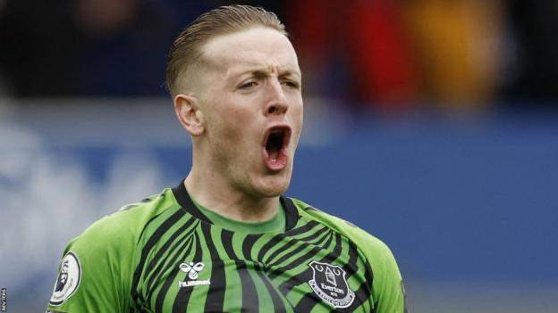 Everton and England goalkeeper Jordan Pickford approve on new deal