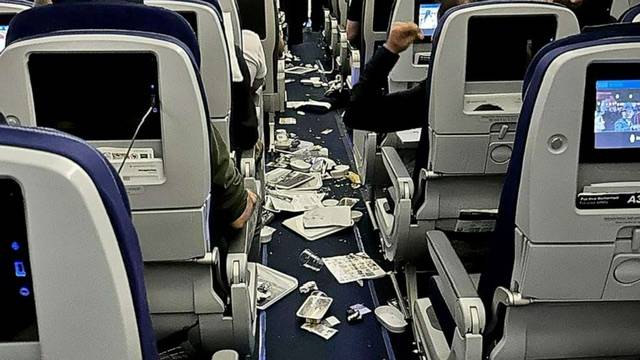 Seven people in hospital from US plane severe turbulence
