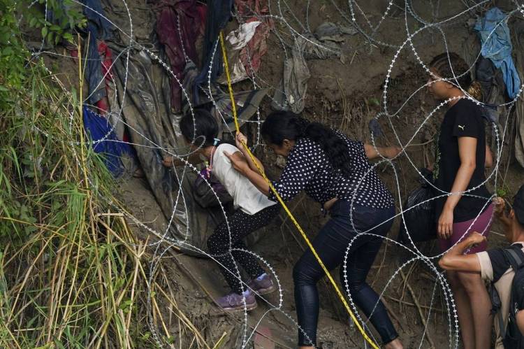 US to limit asylum at Mexico border, open 100 migration hubs