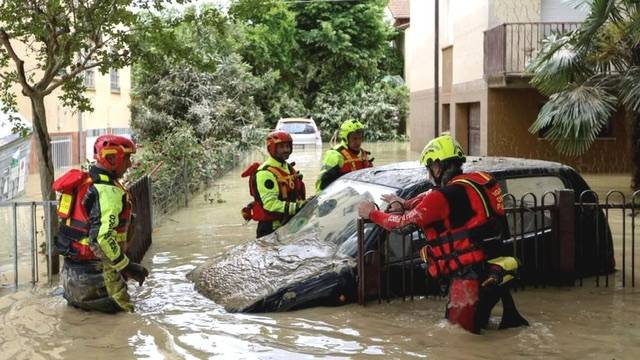 13 people died in Italy by floods forced 13,000 from their homes