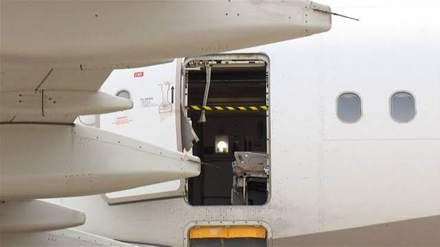 Asiana Airlines Terrifying moments as the plane door opens midair flight