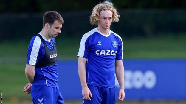 Everton offers new deals to Tom Davies and Seamus Coleman