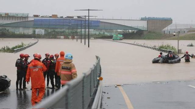Rescuers in South Korea  fight to reach cars in submerged Cheongju tunnel