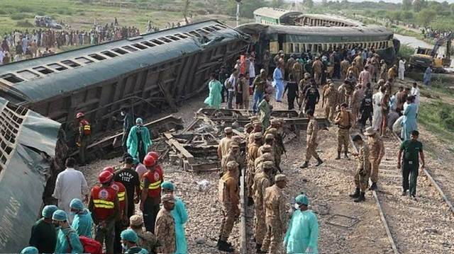 Passenger train in Pakistan derails killing 30