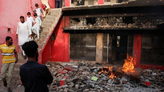 Over 100 people arrested after churches burned in Pakistan