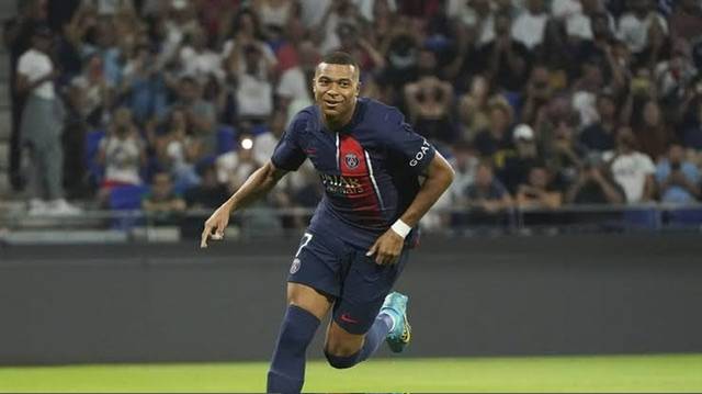 Lyon 1-4 Paris St-Germain: Mbappe scores twice as ruthless PSG hammer Lyon