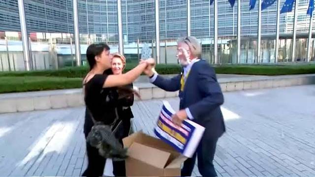 The CEO of Ryanair pied in the face by climate activists in Brussels