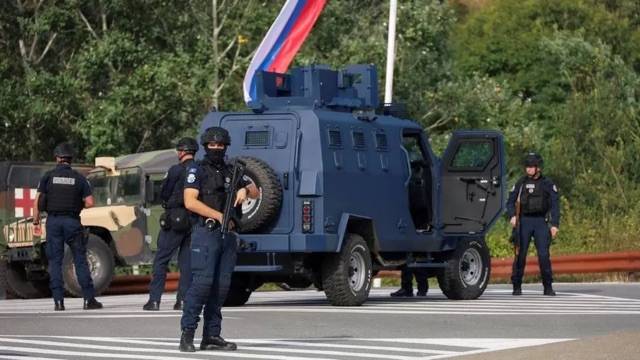30 gunmen surrounded by Kosovo police in the monastery after officer shot