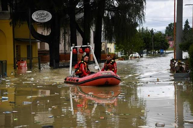 Tuscany floods and storms ravage central Italy,six people died