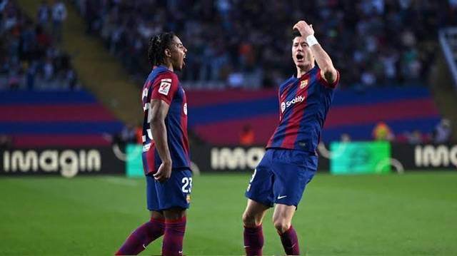 Barcelona 2-1 Alaves: Lewandowski scores double