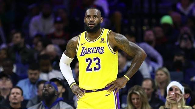 LeBron James sets NBA league record for minutes played in Lakers